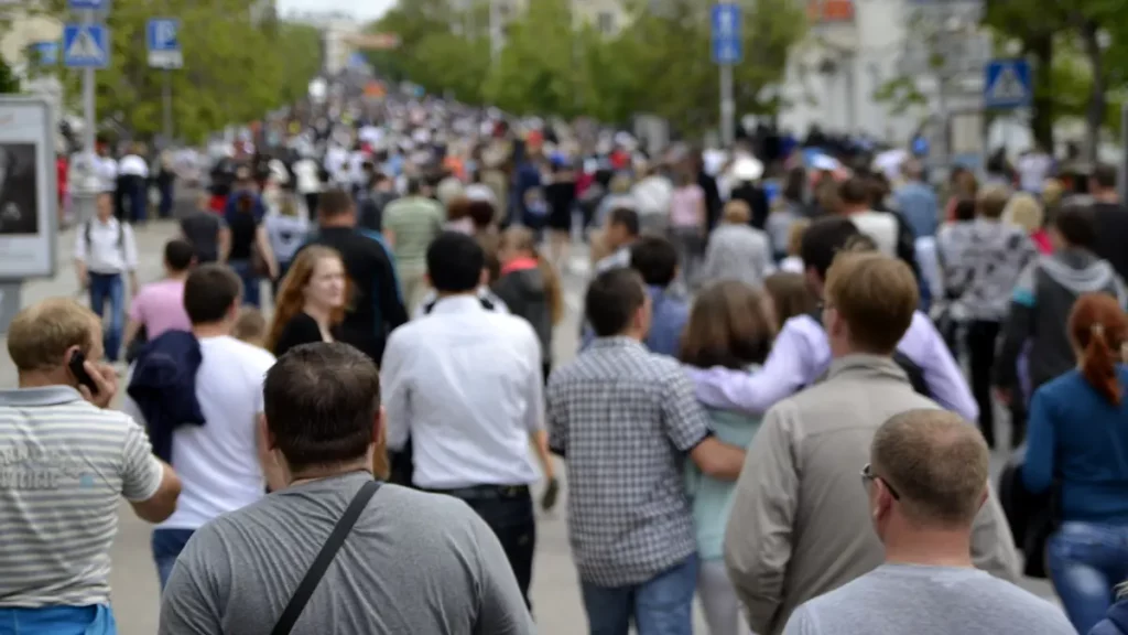 Sonhar com multidão de pessoas na rua