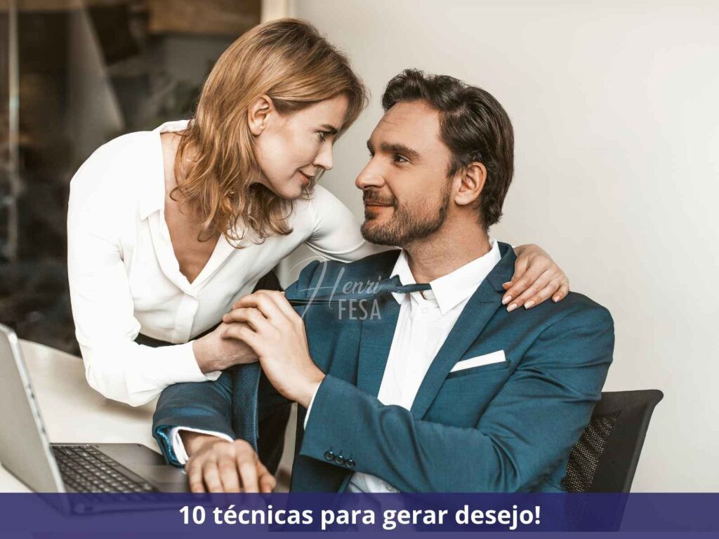 Mulher se posicionando para beijar homem que está sentado na cadeira de escritório, ambos vestidos formalmente, mostrando que o desejo dela por ele está forte!