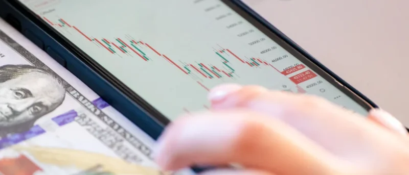 EUA discutem tarifaço no Brasil; mercado espera ata do Fed