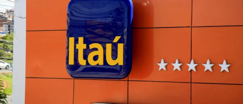 Itaú (ITUB4) lucra R$ 12,4 bi no 2T26 e ROE de 24,3%